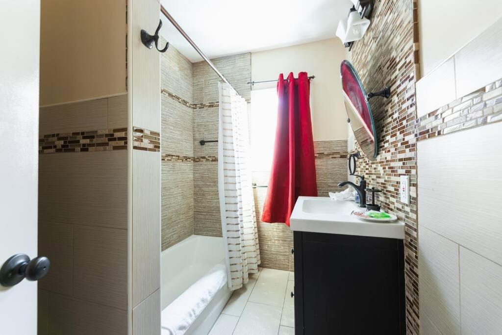 Charming La 2 Bedroom For Your Away From