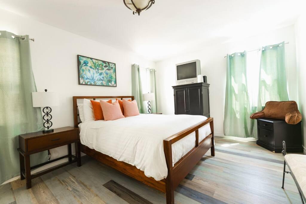Charming La 2 Bedroom For Your Away From *