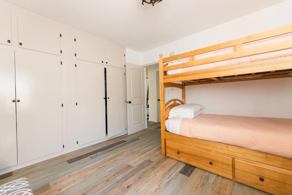 Charming La 2 Bedroom For Your Away From