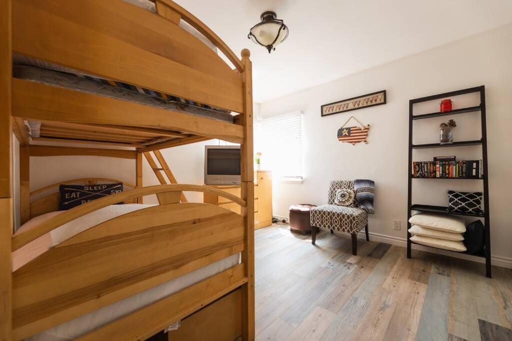 Charming La 2 Bedroom For Your Away From Apartment