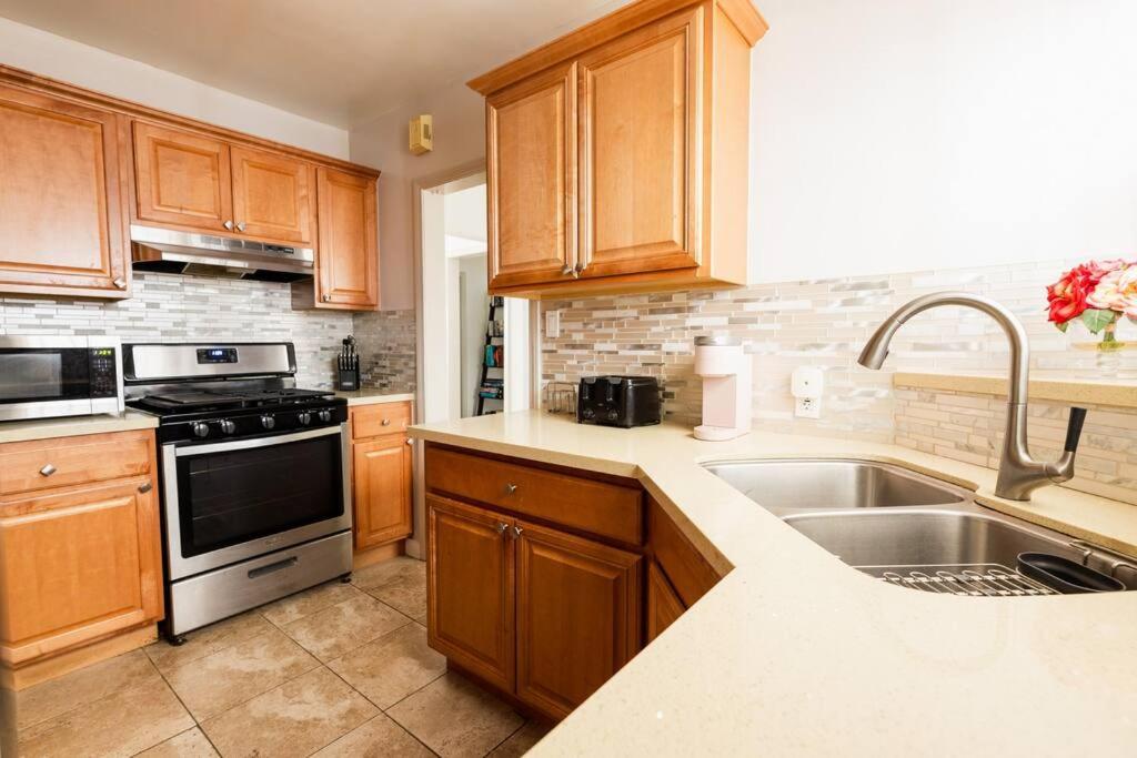 Charming La 2 Bedroom For Your Away From Apartment Los Angeles