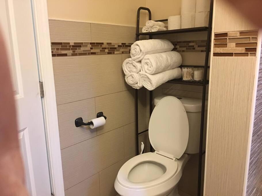 Charming La 2 Bedroom For Your Away From *