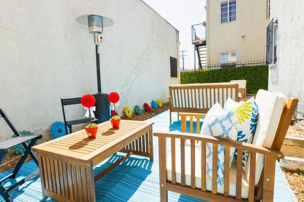 Charming La 2 Bedroom For Your Away From *