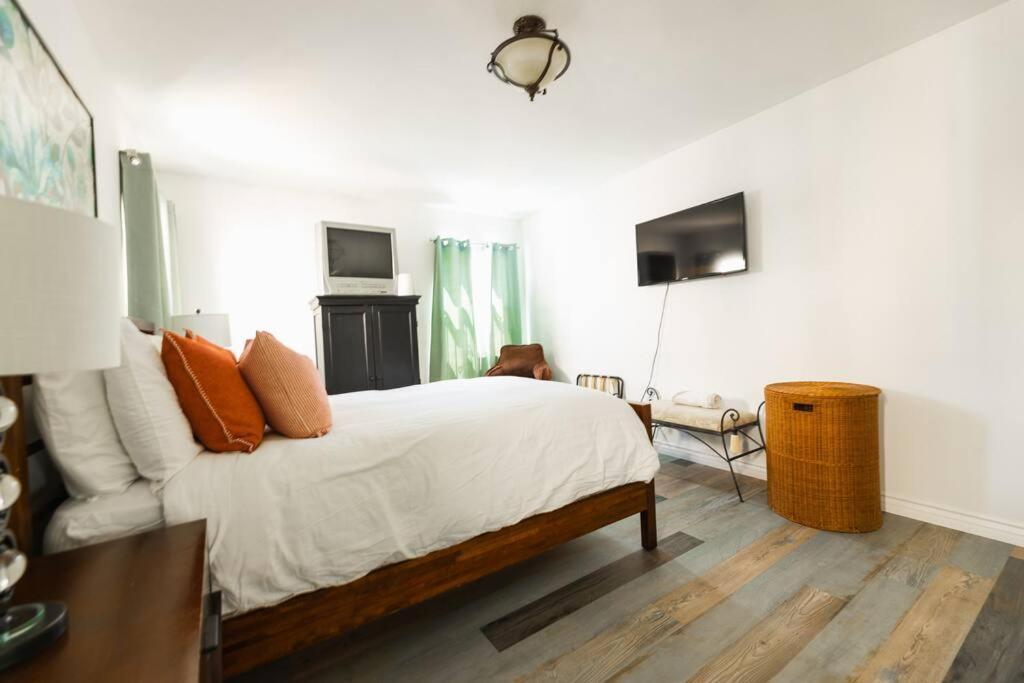 Charming La 2 Bedroom For Your Away From Apartment