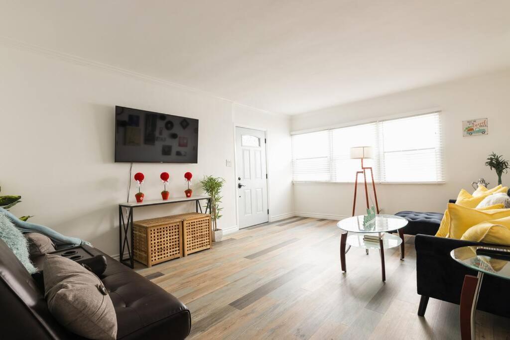 Charming La 2 Bedroom For Your Away From