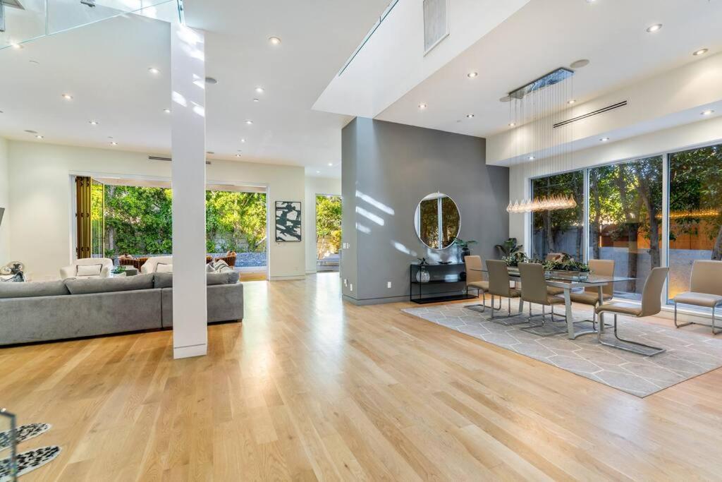 Luxury 5 Bedroom C!!!! Villa *