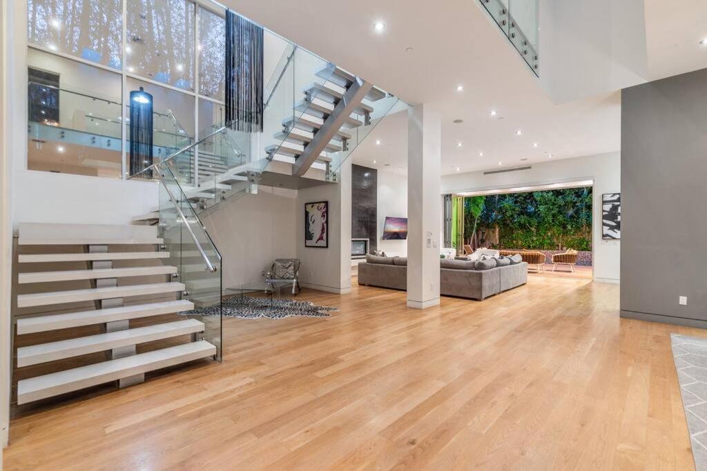 Luxury 5 Bedroom C!!!! Villa *