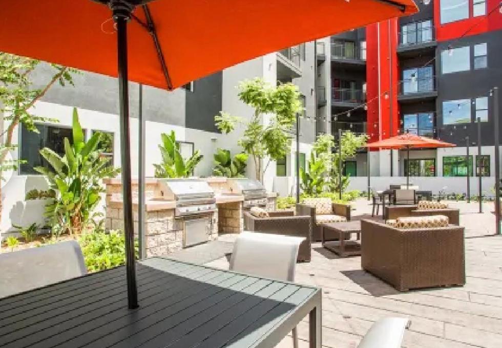 A-class Luxury 2 Bedrooms Apt In Woodland Hills Ca