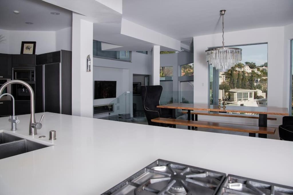 Hollywood Hills Modern Sanctuary-jaw Dropping View Villa