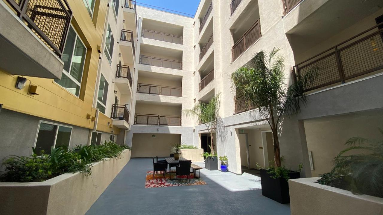Gorgeous With Parking In Ktown La Apartment