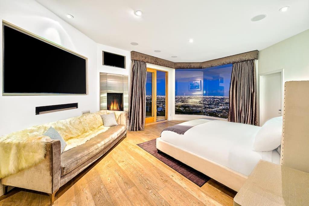 Hollywood Hills Modern Sanctuary-jaw Dropping View Villa