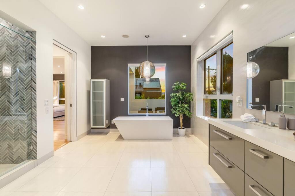 Luxury 5 Bedroom C!!!! Villa Los Angeles