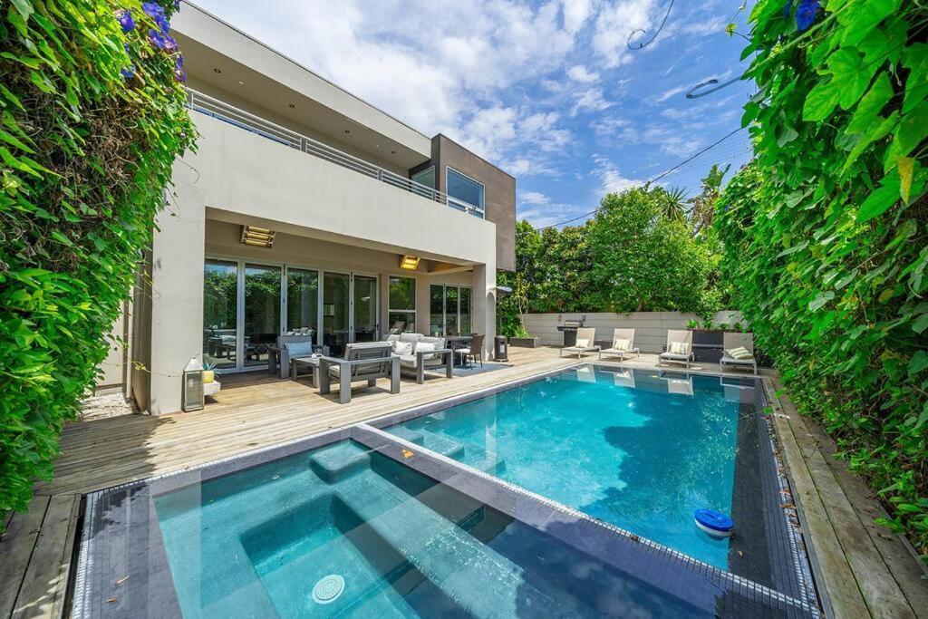 Beverly Grove D Villa