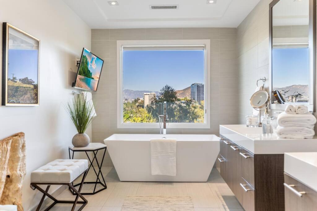 With Incredible Views Los Angeles