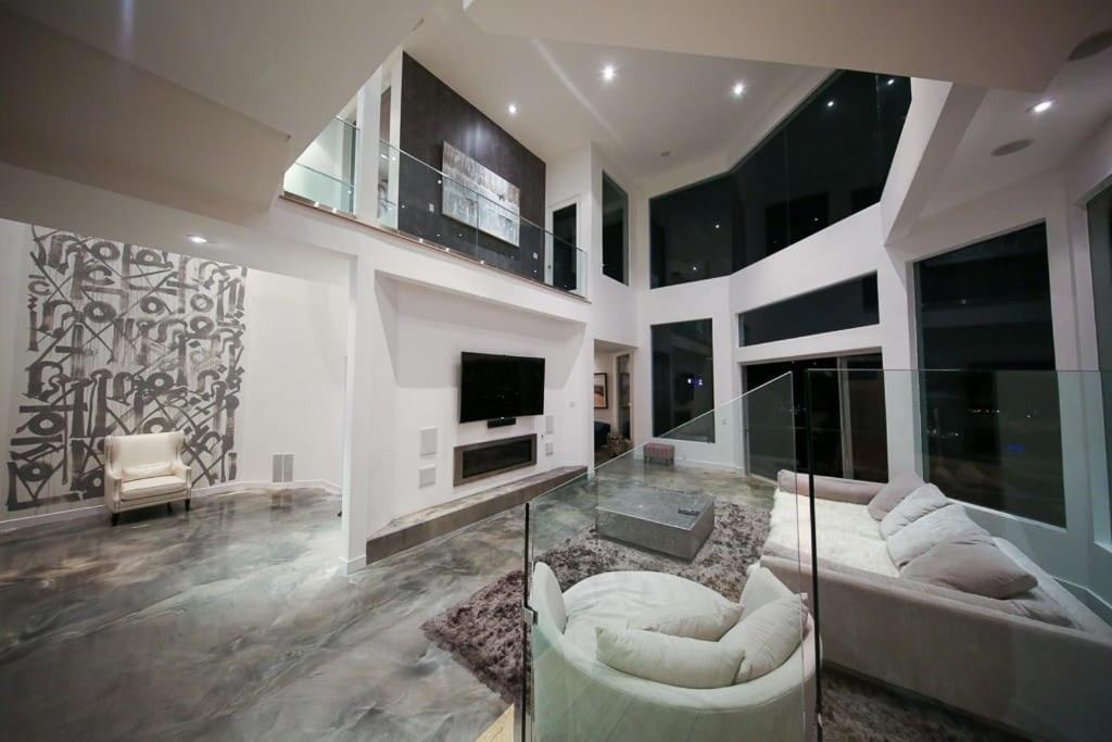 Hollywood Hills Modern Sanctuary-jaw Dropping View