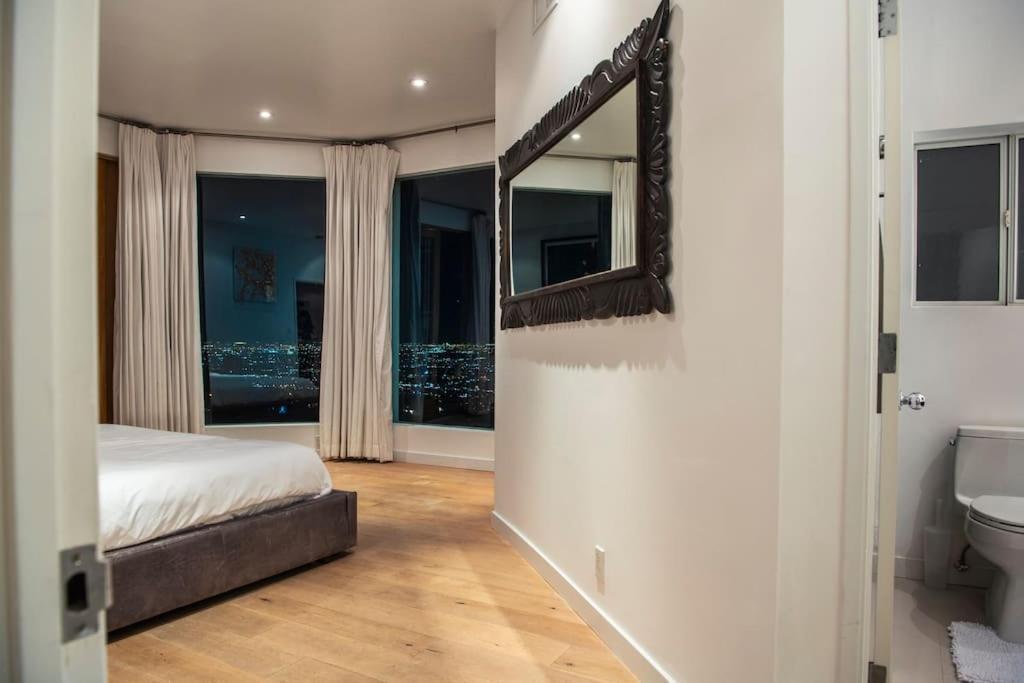 Hollywood Hills Modern Sanctuary-jaw Dropping View Villa *