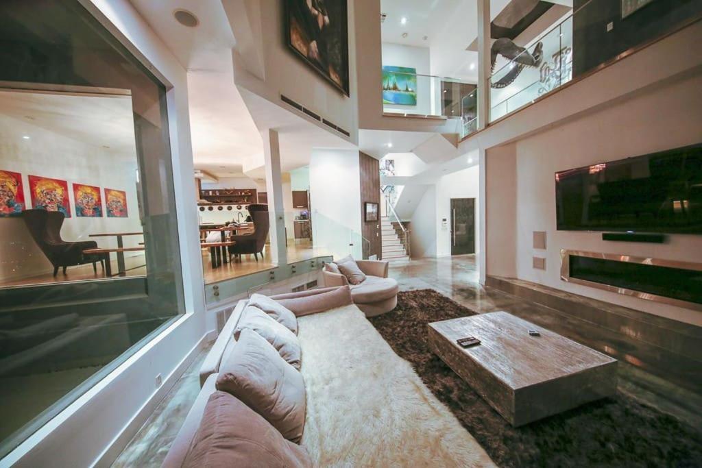 Hollywood Hills Modern Sanctuary-jaw Dropping View *