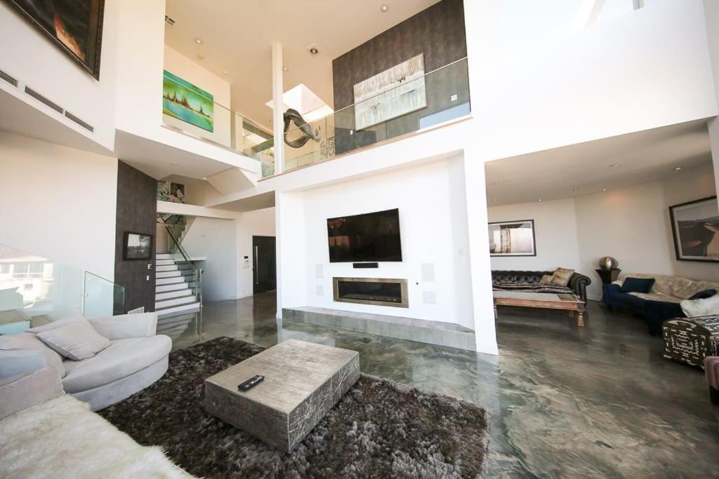 Villa Hollywood Hills Modern Sanctuary-jaw Dropping View