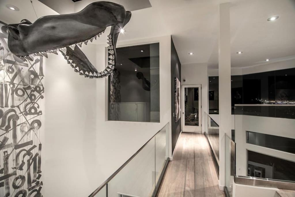 Hollywood Hills Modern Sanctuary-jaw Dropping View Villa *