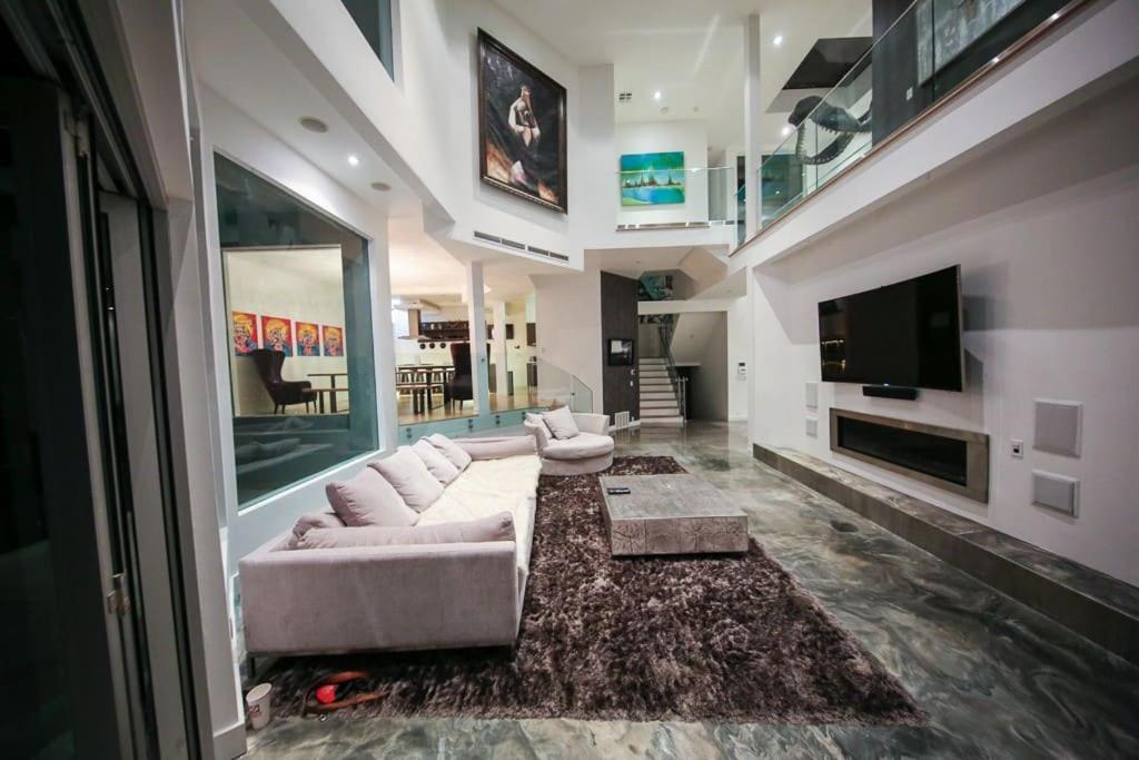 Hollywood Hills Modern Sanctuary-jaw Dropping View *