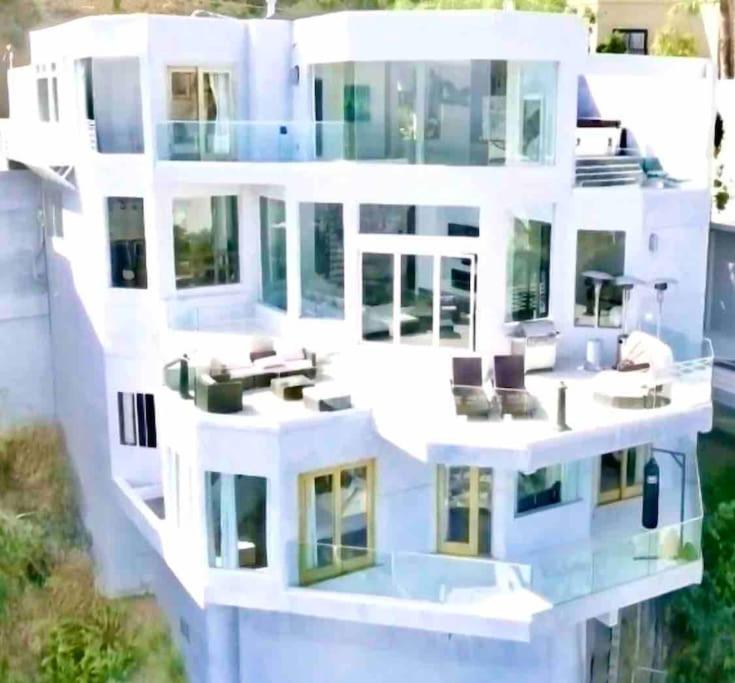 Hollywood Hills Modern Sanctuary-jaw Dropping View Villa *