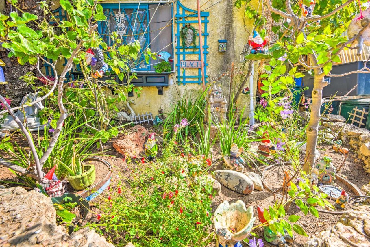 Flower Garden With Treehouse And Pond! Los Angeles