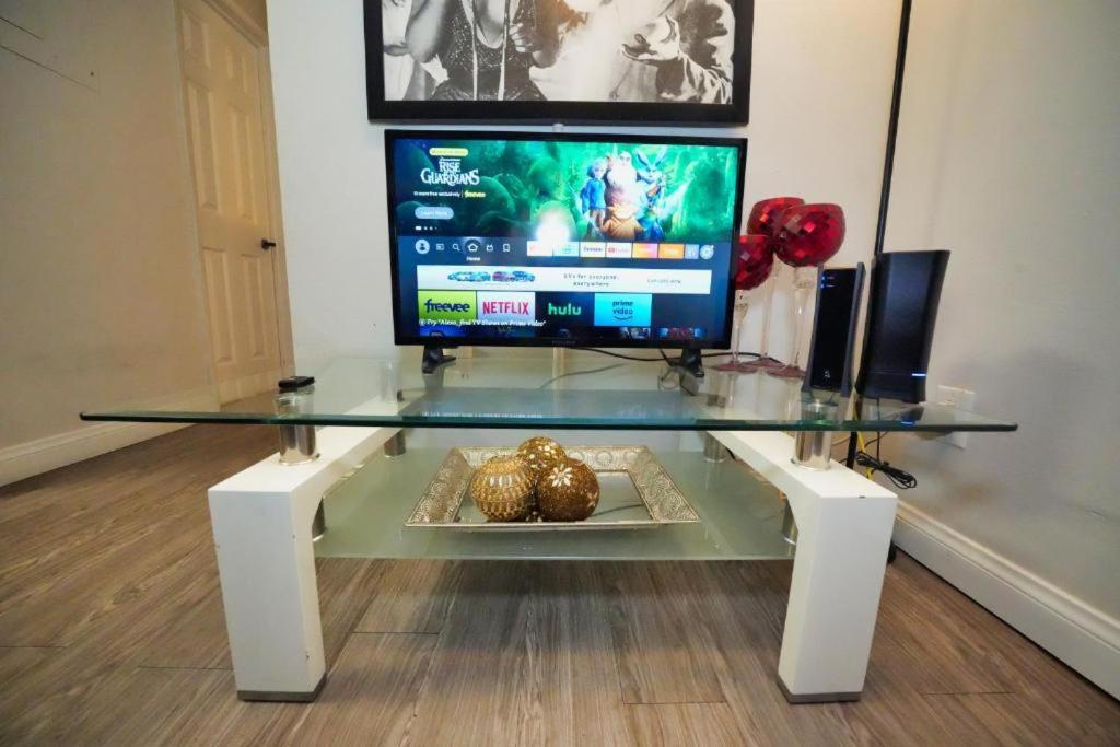 Charming Hollywood With Pool & Balcony Apartment *