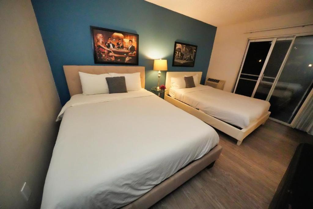Charming Hollywood With Pool & Balcony Apartment Los Angeles
