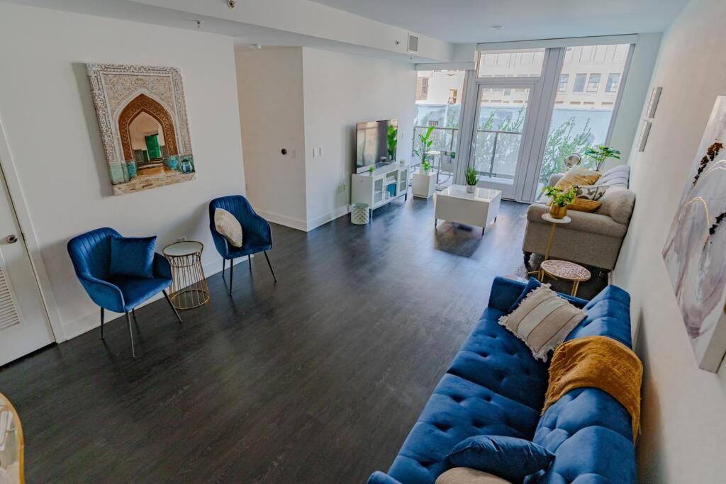 Downtown Paradise Escape With 2 Pools / Hot Tubs Apartment