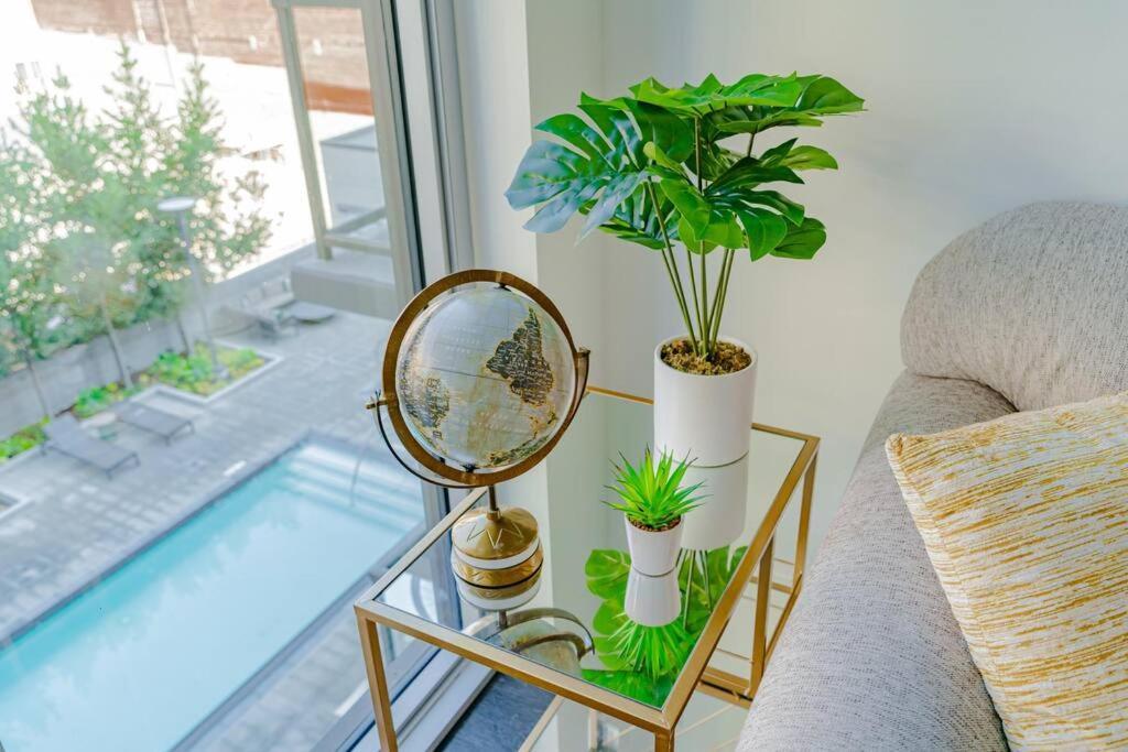 Downtown Paradise Escape With 2 Pools / Hot Tubs Apartment