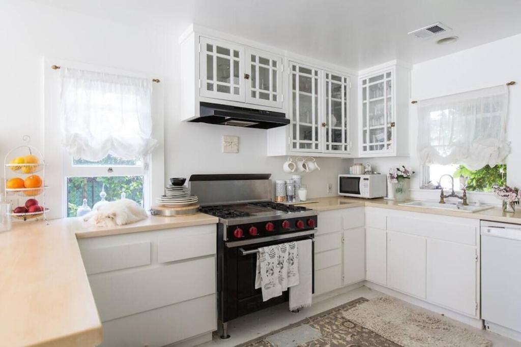 Elegant White Cottage, Venice Beach, California Holiday home