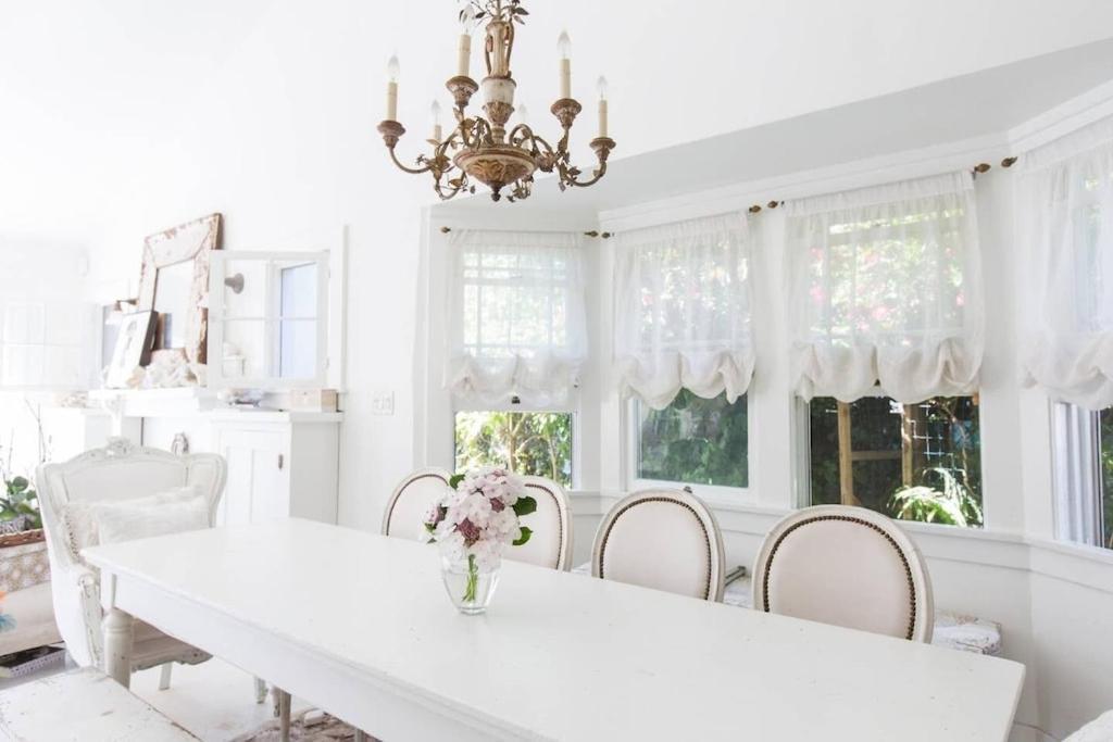 Elegant White Cottage, Venice Beach, California * Los Angeles