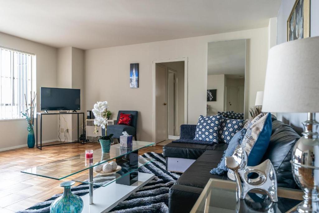 Spacious Charming With Great Views Near The Grove