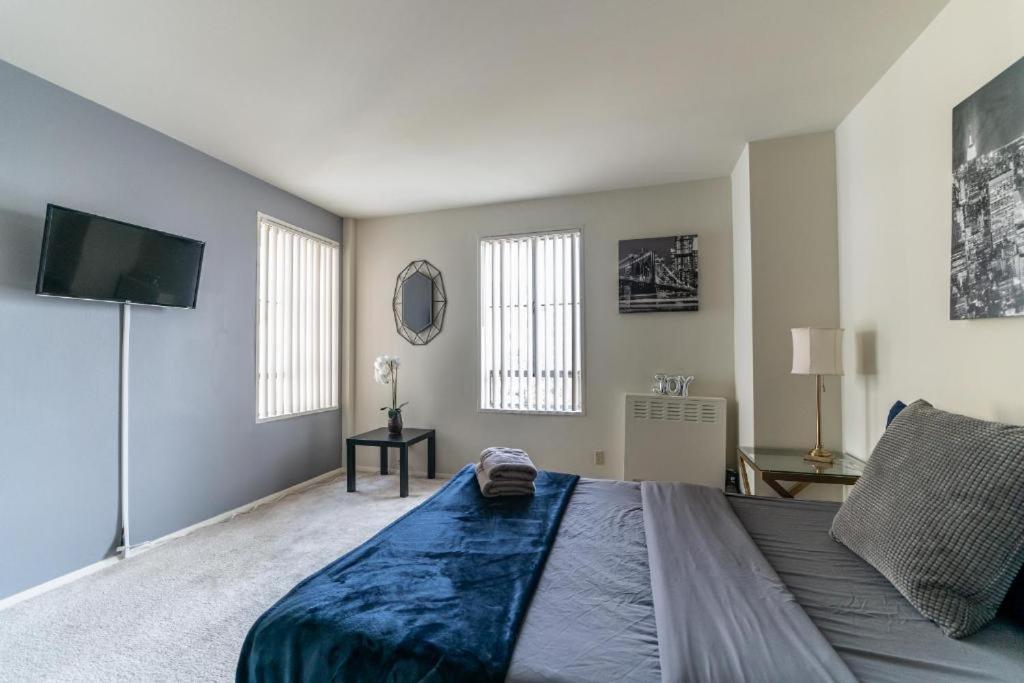 Spacious Charming With Great Views Near The Grove Apartment *