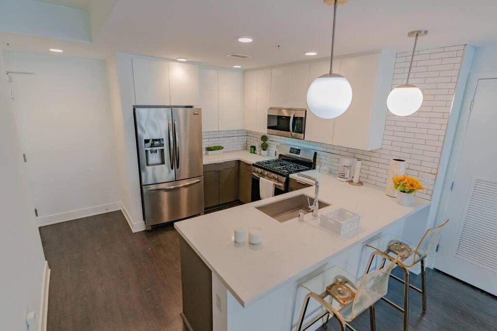 Apartment Downtown Paradise Escape With 2 Pools / Hot Tubs