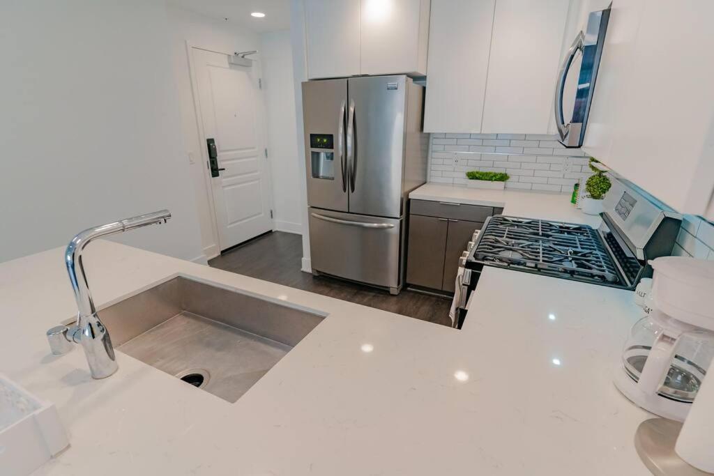 Downtown Paradise Escape With 2 Pools / Hot Tubs Apartment Los Angeles