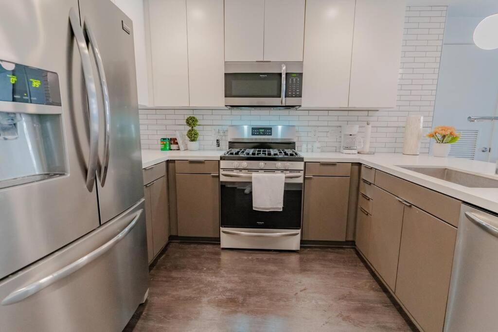 Apartment Downtown Paradise Escape With 2 Pools / Hot Tubs Los Angeles