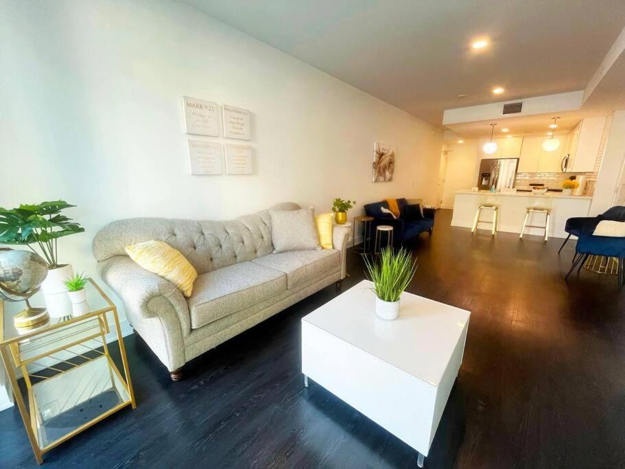 Apartment Downtown Paradise Escape With 2 Pools / Hot Tubs *
