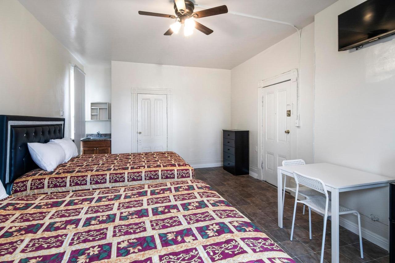 Mariachi Plaza Motel