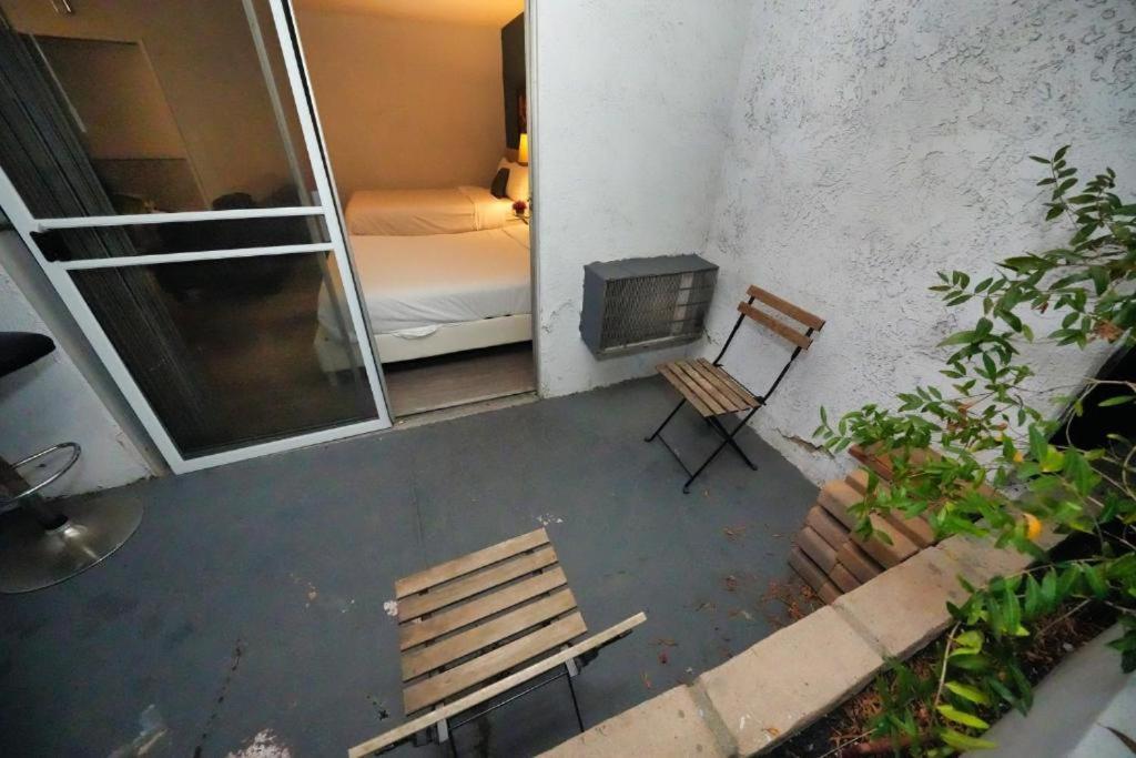Charming Hollywood With Pool & Balcony Apartment