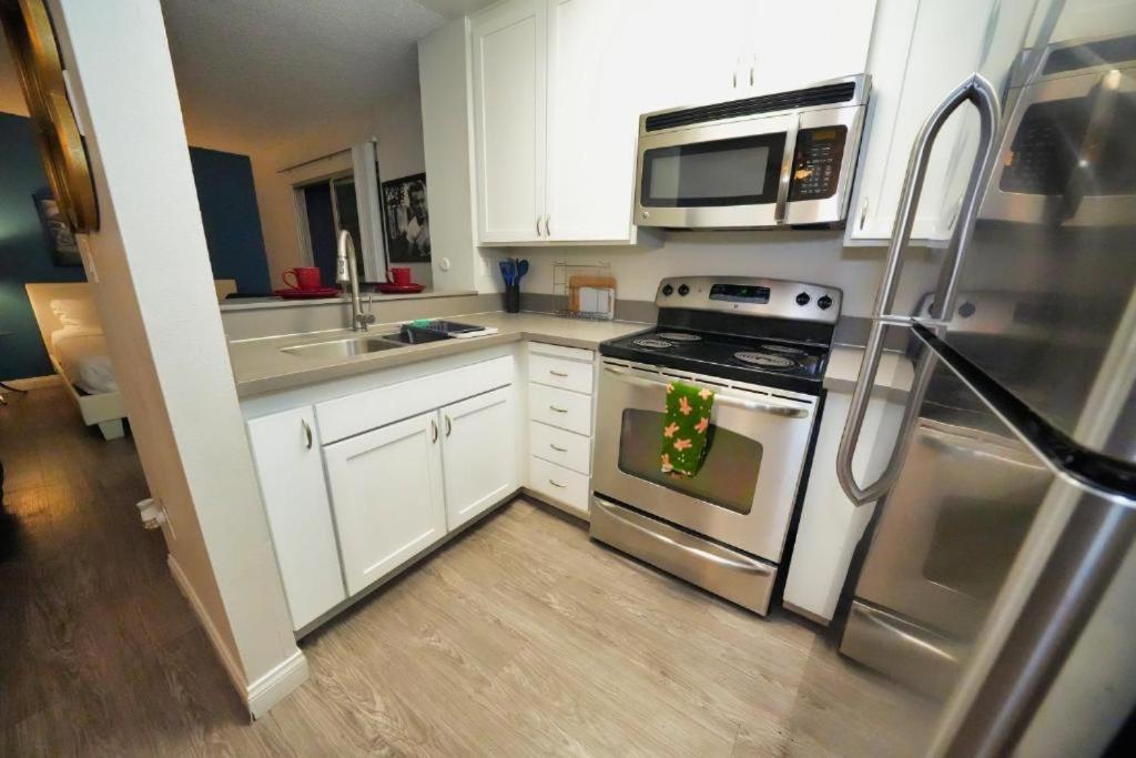 Apartment Charming Hollywood With Pool & Balcony *