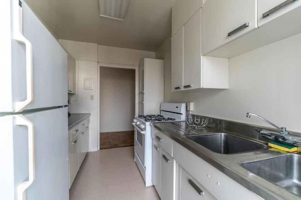 Spacious Charming With Great Views Near The Grove Apartment *