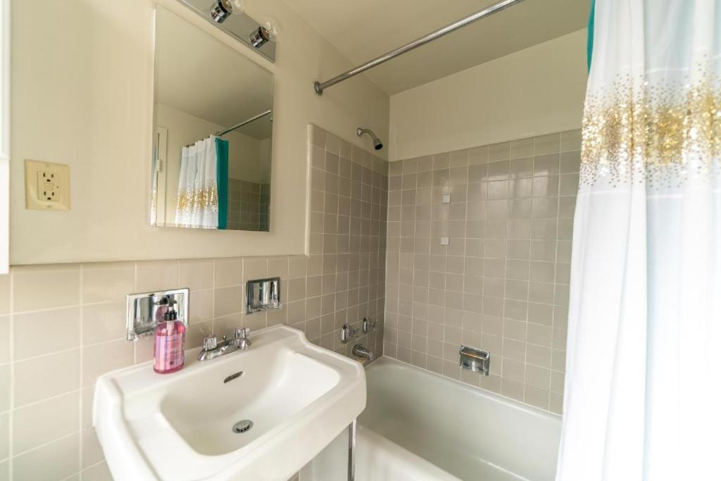 Spacious Charming With Great Views Near The Grove