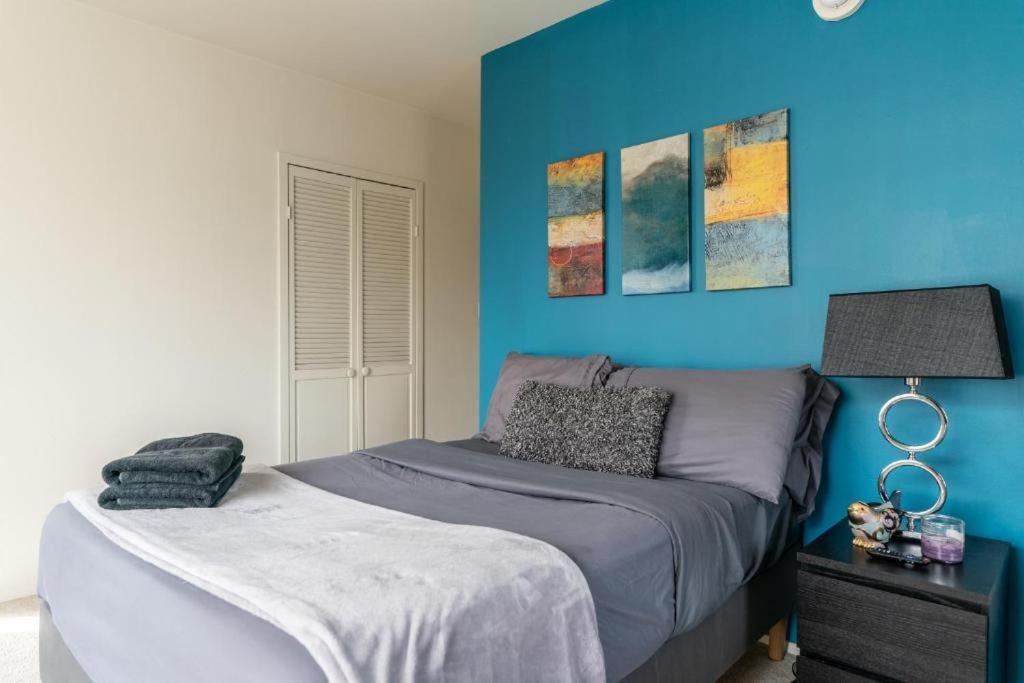 Spacious Charming With Great Views Near The Grove Apartment
