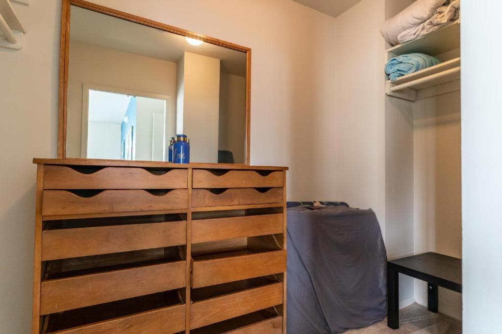 Spacious Charming With Great Views Near The Grove