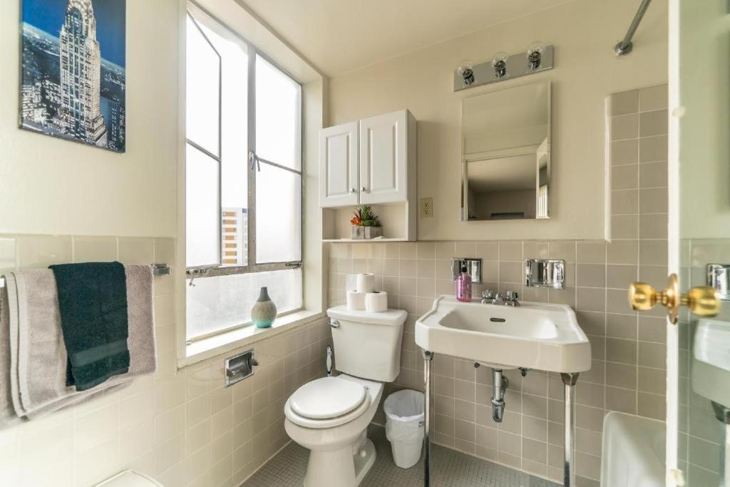 Spacious Charming With Great Views Near The Grove Apartment *
