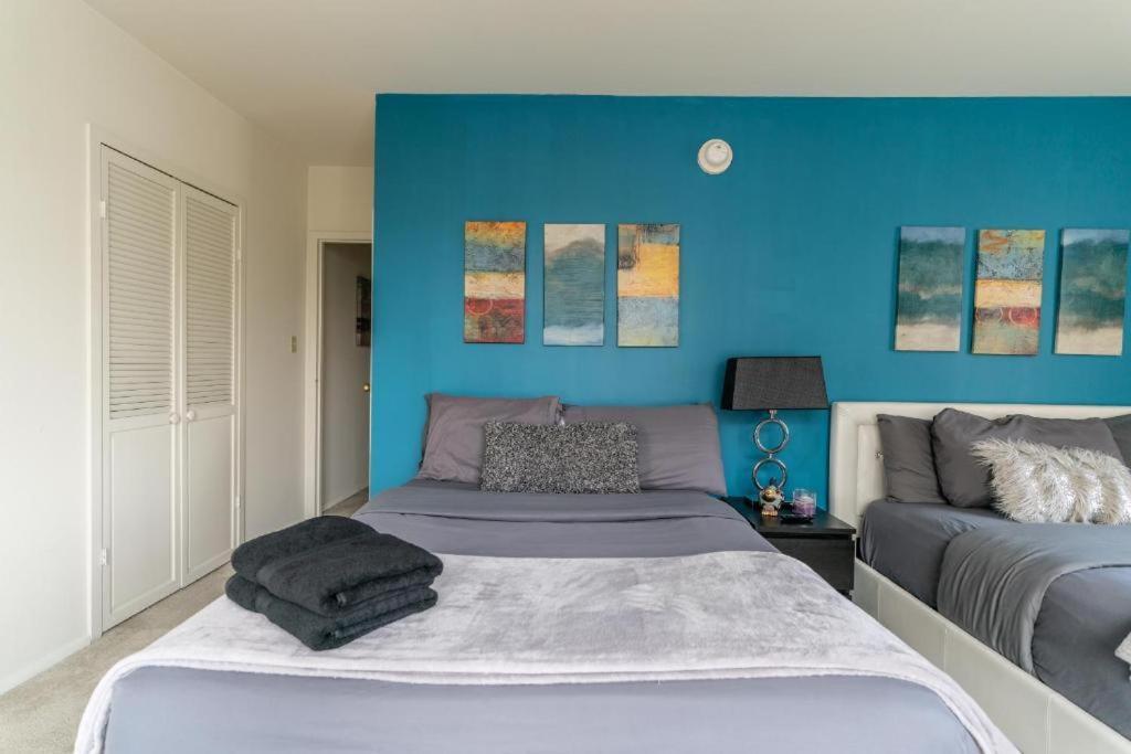 Spacious Charming With Great Views Near The Grove Apartment