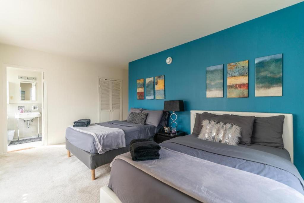Spacious Charming With Great Views Near The Grove