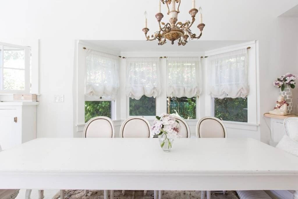 Elegant White Cottage, Venice Beach, California Holiday home
