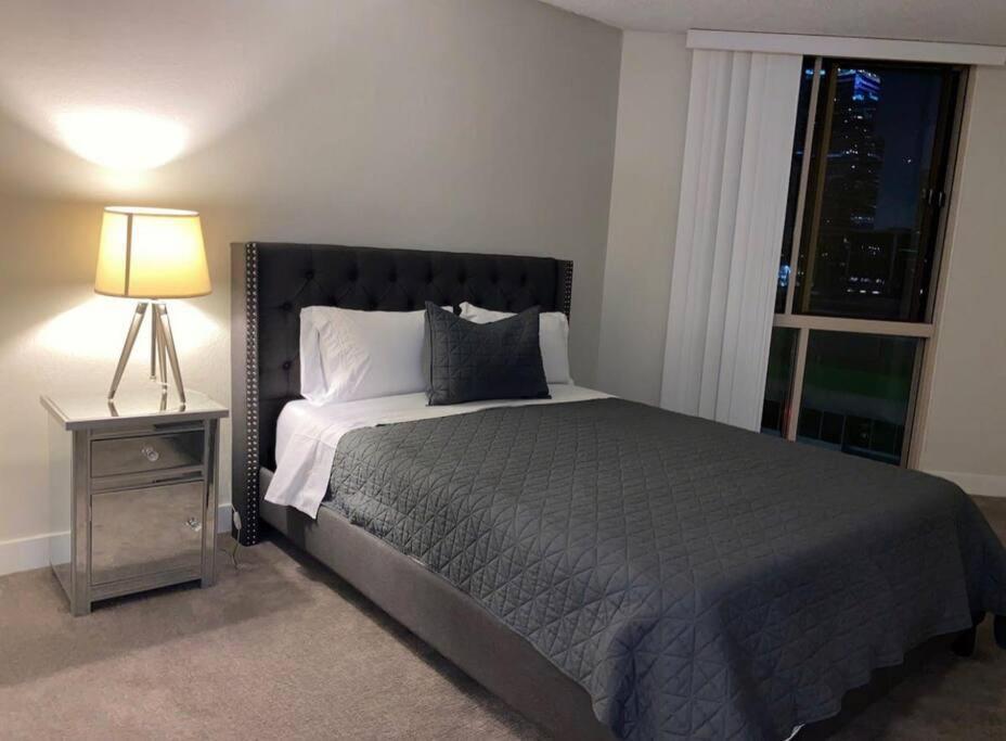 Big Comfy 2 Bedrooms 2 Baths Unit In Downtown La! *